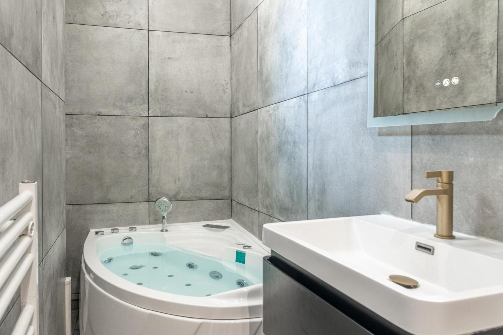 Lavie Maison Eiffel Ac Hot Tub باريس المظهر الخارجي الصورة