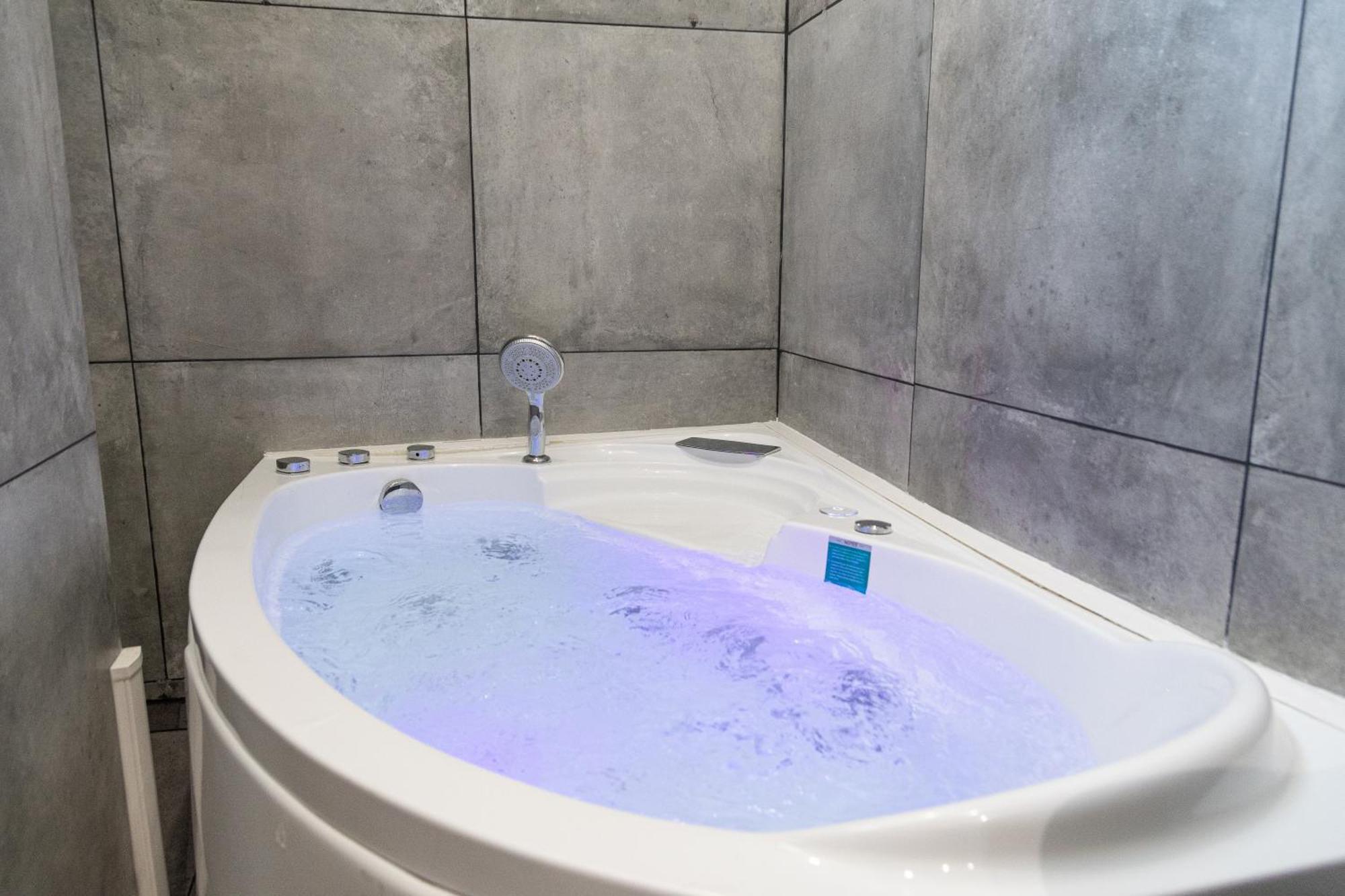 Lavie Maison Eiffel Ac Hot Tub باريس المظهر الخارجي الصورة