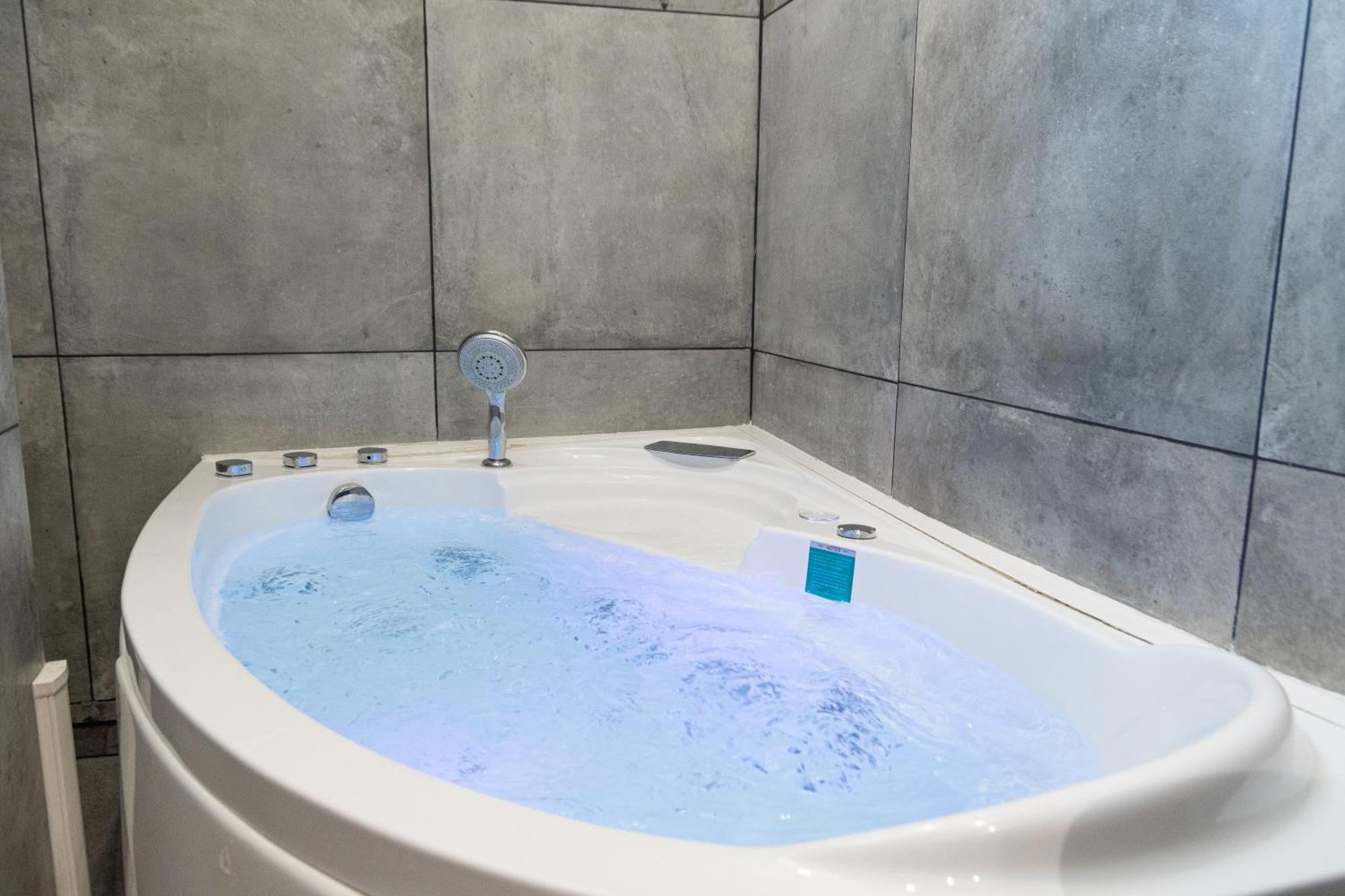 Lavie Maison Eiffel Ac Hot Tub باريس المظهر الخارجي الصورة